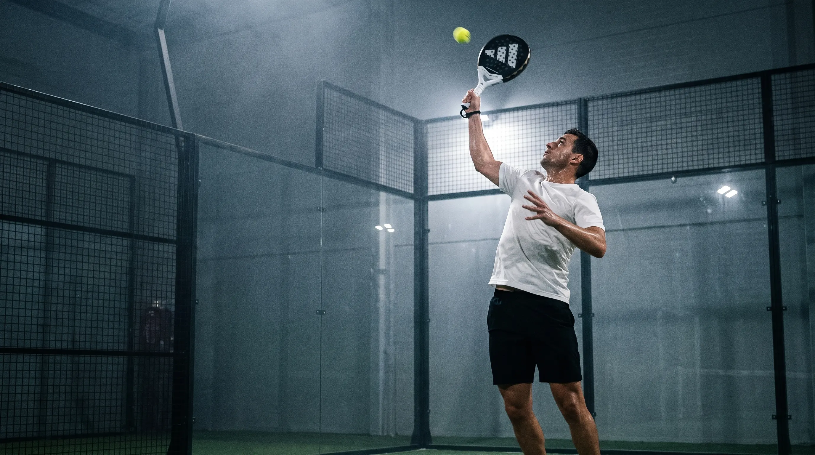 KI-generiert: Spieler springt am Netz zum Schmetterball, in der Hand der Adidas Metalbone Team Light 3.4, Flutlicht im Gegenlicht